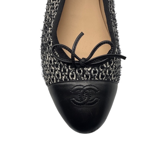 CHANEL BLACK / WHITE CC LOGO LEATHER CAP TOE TWEED BALLET FLATS WITH BOW DETAIL - Picture 5 of 10